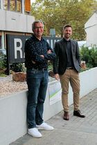 Auf dem Bild stehen Bernhard Wambold und Jochen Engel vor dem Rathaus in Trebur