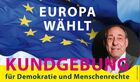 Bild zur Kundgebung für Demokratie und Menschenrechte. Auf dem Bild ist im Hintergrund die Europaflagge und der Schriftzug "EUROPA WÄHLT" zu sehen. Im unteren Bilddrittel steht: KUNDGEBUNG für Demokratie und Menschenrechte. Am rechten Bildrand ist das Foto von Peter Fischer zu sehen.
