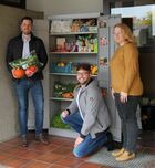 Bürgermeister Jochen Engel, David Lopez und Antje Woddow von Foodsharing e.V.