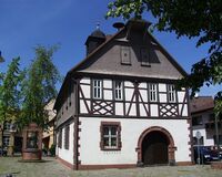 Auf dem Foto sieht man das historische Rathaus, Wilhelm-Leuschner Platz 6