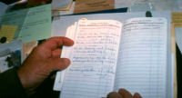 Auf dem Bild sieht man eine handschriftlich geführte Liste zur Inventarisierung der Funde