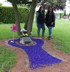 Auf dem Foto sind Meike Bockhard und Sonja Bonn vor dem Gedenktstein für Sternenkinder zusehen. 