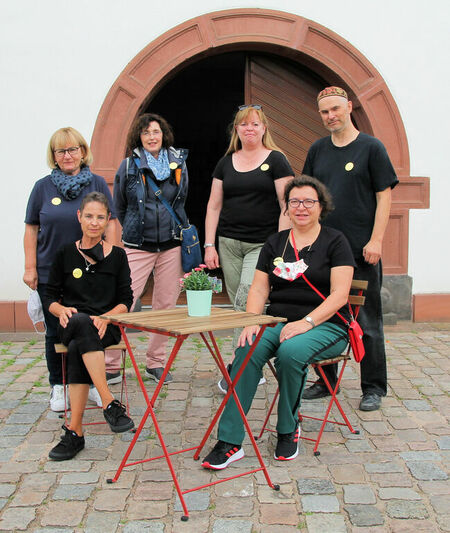 Das Team der Bücherei Trebur: Petra Kustusch, Martina Marx, Mandy Tauscher,Verena Jansen, Ursula Kahlenberg und Richard Jurst-Görlach