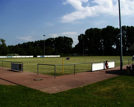 Das Bild zeigt den Kunstrasenplatz des Sportplatzes Astheim