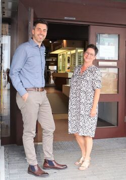 Auf ddem Bild zu sehen sind Bürgermeister Jochen Engel mit Susanne Licht am Eingang des Rathauses