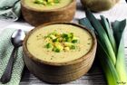 Auf dem Bild sieht man eine Schüssel mit Käse-Lauch-Suppe