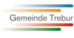 Das Logo der Gemeinde Trebur zeigt 4 Farbbalken Blau, Orange, Rot und Grün unterbrochen durch den Schriftzug "Gemeinde Trebur"