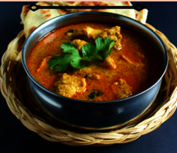 Auf dem Bild sieht man eine Schüssel mit Hühner-Curry-Suppe
