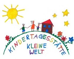 Das Logo der Kindertagesstätte "Kleine Welt" zeigt eine Halbkreis mit einer Blumenweise darauf Kinder, Hand in Hand und ein Gebäude