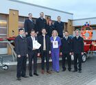 Auf dem Foto zu sehen sind Stefan Sauer, Jochen Engel, Ines Claus sowie die Kameradin und Kameraden der Feuerwehren Trebur und Geinsheim