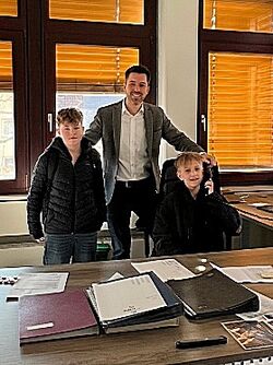 Ben Keßler, Robin Stark mit Bürgermeister Jochen Engel Auf dem Foto sind 3 Personen zu sehen: links und rechts Ben Keßler und Robin Stark und in der mitte Bürgermeister Jochen Engel