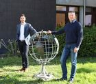 Das Bild zeigt Jochen Engel und Karol Grohman vorm Rathaus am Globus