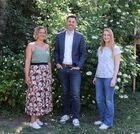 Auf dem Bild sind Vera Seibel, Jochen Engel und Tina Lindt vor einer blühenden Hecke zu sehen.