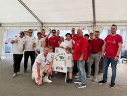 Auf dem Bild sehen Sie die Elterninitiative der Astheimer Sportarena