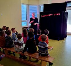 Kleine Ritter, große Augen: Figurentheater Kania begeistert Kinder und Senioren in der Kita Tannenweg