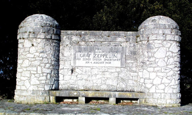 Gedenkstein zu Zeppelins Notlandung am Kornsand