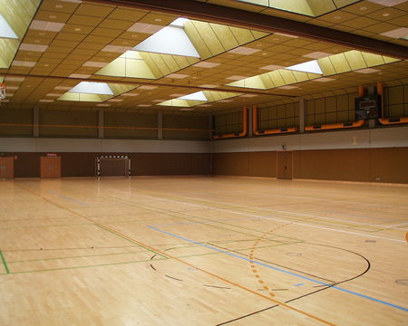 Das Bild zeigt das Spielfeld der Sporthalle Geinsheim