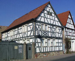 Museum Trebur, Nauheimer Straße 14 Museum Trebur, Nauheimer Straße 14 - Das Bild zeigt die Fachwerkfassade des Museums von der Straßenseite