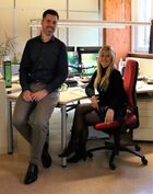 In einem Büro sind links Bürgermeister Jochen Engel und rechts Frau Gabriele Pikos vor einem Schreibtisch zu sehen