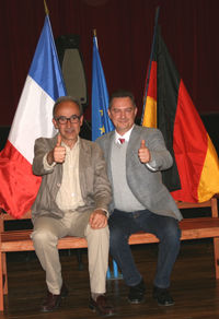 Das Foto zeigt die Bürgermeister Yves-Marie Rivemale (Verneuil) und Carsten Sittmann (Trebur)