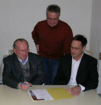 Unterzeichnung der Gründungsurkunde 2006. Eugen Schenkel, Bürgermeister Jürgen Arnold und Erster Beigeordneter Walter Astheimer (von links).