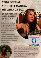 Das Bild Zeigt eine Frau mit Gitarre und Text der Informationen zur Veranstaltung 'Yin trifft Mantra' beinhaltet 
