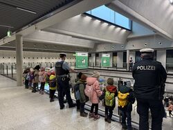Der Kindergarten Tannenweg zu Besuch bei der Bundespolizei am Frankfurter Flughafen