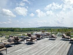 Das Bild zeigt eine Dachterrasse vom Nationalgestüt