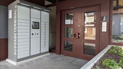 Das Bild zeigt einen Automat am Eingang des Rathauses um Ausweise und Pässe abzuholen.