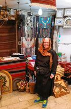 Auf dem Bild sehen Sie Frau Hanke vor einem Basar-Markt in Jordanien