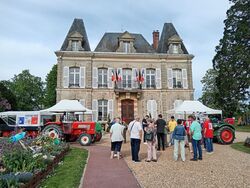 Das Bild zeigt die Treburer Traktoren vor dem Rathaus in Verneuil d’Avre et d’Iton