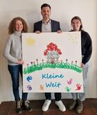 Auf dem Bild zu sehen sind Angela Büngener, Bürgermeister Jochen Engel und Franziska Hedderich