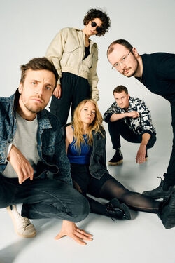 Das Foto zeigt die Mitglieder der Band "Das Lumpenpack" vor hellgrauem Hintergrund