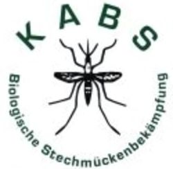 Das Bild zeigt eine Schnake mit rundumlaufendem Text, dem Logo der Kommunale Aktionsgemeinschaft zur Bekämpfung der Schnakenplage