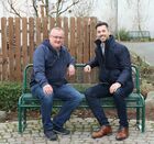 Auf dem Bild sitzen Klaus Sonneck und Bürgermister Jochen Engel auf einer Parkbank