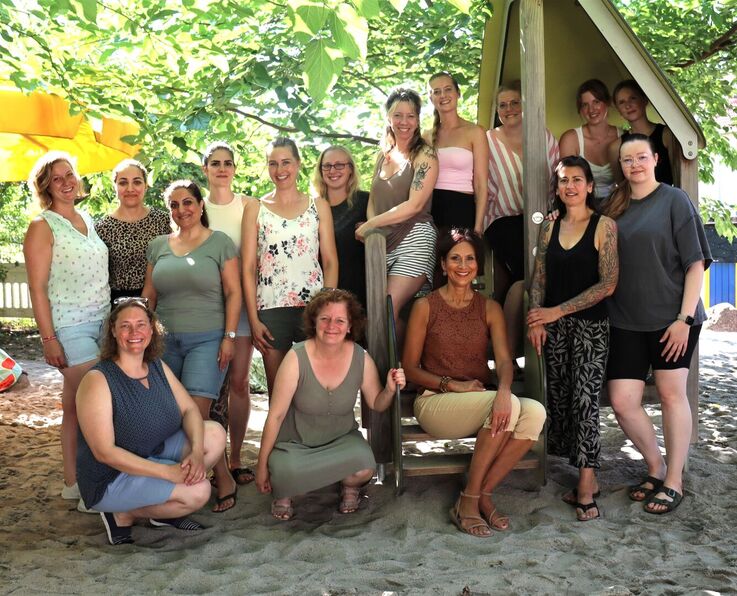 Das Team des Kinder- und Familienzentrums 'Phantásien' Das Team des Kinder- und Familienzentrums 'Phantásien' im Außengelände der Kita