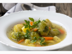 Das Bild zeigt einen Schüssel mit Rosenkohlsuppe
