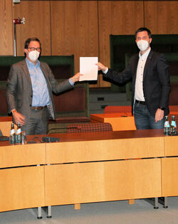 Vertragsunterzeichnung mit Dr. Derstroff zum Ende der Verfüllung des Kiebertsees in Geinsheim