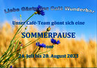 Das Bild zeigt ein Weizenfeld mit Kornblumen im Vordergrund; Außerdem den Text "Liebe Gäste des Café Wunderbar! Unser Café-Team gönnt sich eine SOMMERPAUSE vom 24. Juli bis 20. August 2023."