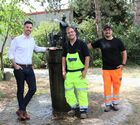Auf dem Bild ist Bürgermeister Jochen Engel, Ralf Ohlenschläger und Marco Fröhder vor einem Brunnen zu sehen