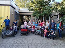 Abschied vom alten Gebäude Auf dem Bild sind die Kindergartenkinder und ihre Eltern sowie die Erzeiehrinnen und ein Erzieher vor dem alten Kindergartengebäude zu sehen