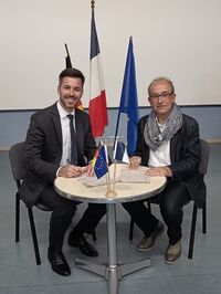Das Foto zeigt die Bürgermeister Jochen Engel (Trebur) und Yves-Marie Rivemale (Verneuil) 