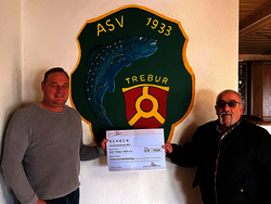 Der Angelsportverein Trebur erhielt vom Beigeordneter Harry Frank einen Scheck.