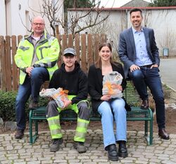 Auf dem Foto: Leiter des Technischen Betriebshofs Udo Seemann, Nils Fischer, Jule Nowak und Bürgermeister Jochen Engel