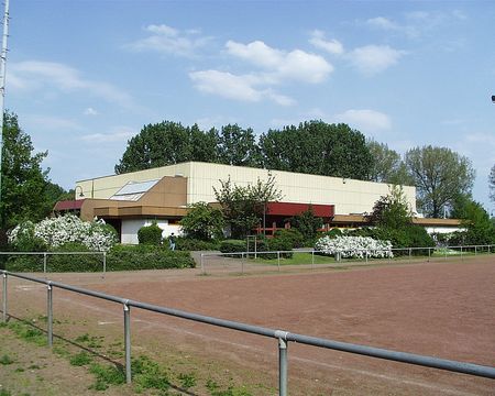 Das Bild zeigt die Außenansicht der Sporthalle Geinsheim