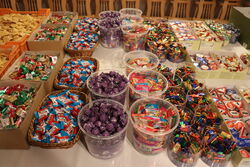 Auf dem Bild sind die Süßigkeiten die in die Päckchen gepackt wurden. Unter anderem Haribo, Milka Schokoeier und Kinderschokolade
