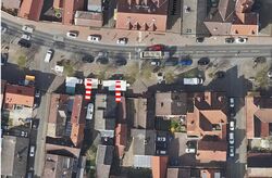 Auf dem Lustbild ist die Hauptstraße in zu zusehen und rot eingezeichnet der Vollgesperrte Bereich