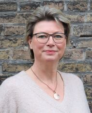 Heidrun Lukoschek Das Foto zeigt Heidrun Lukoschek von einer Ziegelmauer