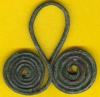 Bronzene Brillenspirale vom Typ Leeheim. Maße rund 4x5 Zentimeter.