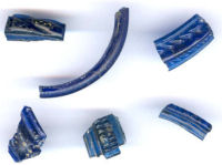 Fragmente von Armreifen aus blauem Glas.